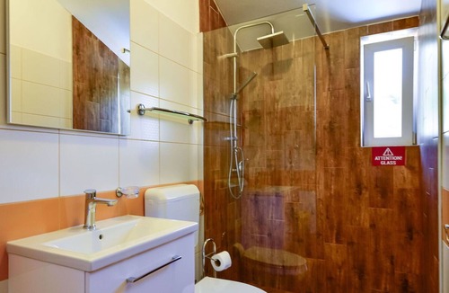 Ribarica Apartment | Cosy apartment for 4 people with WIFI, pool, A/C, TV, terrace, pets allowed and parking