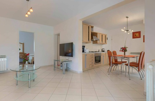 Modrusani Apartment | Cosy apartment for 4 people with WIFI, pool, A/C, TV and terrace