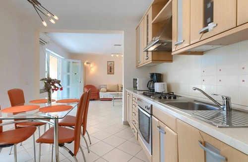 Modrusani Apartment | Cosy apartment for 4 people with WIFI, pool, A/C, TV and terrace