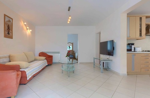 Modrusani Apartment | Cosy apartment for 4 people with WIFI, pool, A/C, TV and terrace