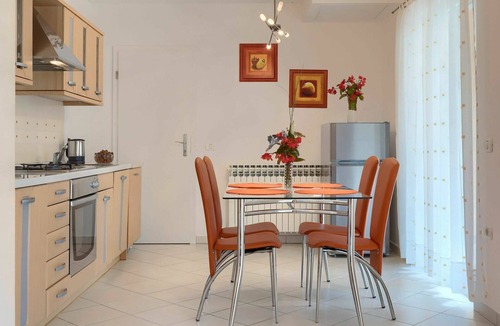 Modrusani Apartment | Cosy apartment for 4 people with WIFI, pool, A/C, TV and terrace