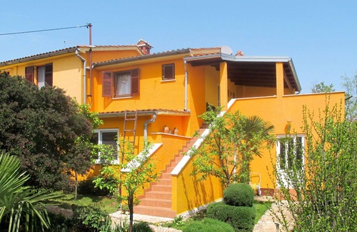 Sveti Lovrec Apartment | Cosy apartment for 4 people with A/C, WIFI, TV, terrace and pets allowed