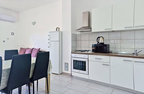 Maslenica Apartment | Cosy apartment for 4 people with WIFI, A/C, TV and terrace