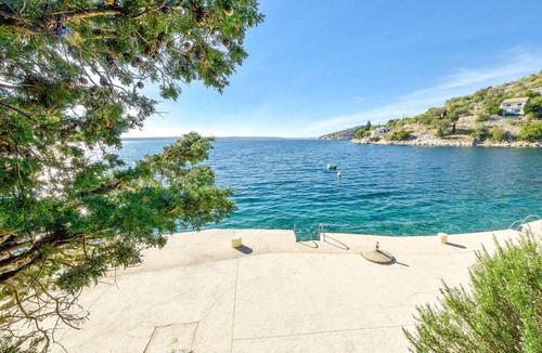 Tribanj Apartment | Cosy apartment for 4 people with WIFI, A/C, TV and terrace