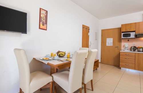 Kampor Apartment | Cosy apartment for 4 people with pool, WIFI, A/C, TV and terrace