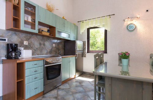 Senj Apartment | Cosy apartment for 4 people with A/C, WIFI, TV, terrace and pets allowed