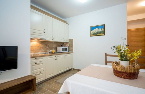 Senj Apartment | Cosy apartment for 4 people with pool, WIFI, TV, terrace and pets allowed