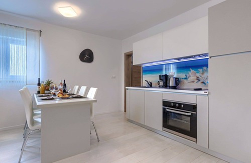 Loborika Apartment | Cosy apartment for 6 guests with A/C, WIFI, private pool, TV, terrace and pets allowed