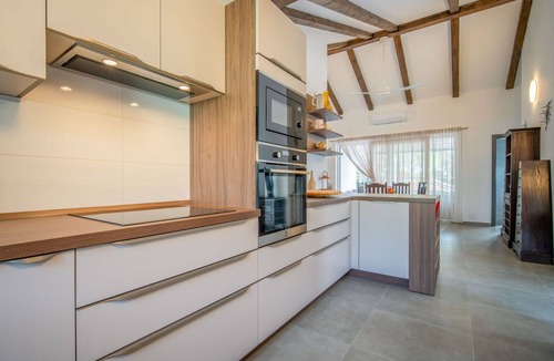 Artatore Apartment | Cosy apartment for 6 guests with A/C, hot tub, WIFI, TV and terrace