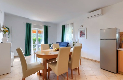 Vosteni Apartment | Cosy apartment for 6 guests with A/C, WIFI, private pool, TV and terrace