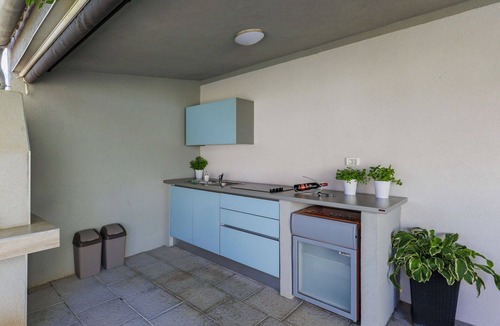 Loborika Apartment | Cosy apartment for 6 people with private pool, WIFI, A/C, TV, terrace and pets allowed