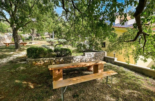 Seline Apartment | Cosy apartment for 7 guests with A/C, WIFI, terrace and pets allowed