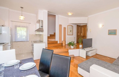 Opric Apartment | Cosy apartment for 8 people with private pool, WIFI, A/C, TV and terrace