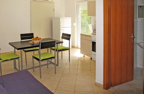 Pridraga Apartment | Cosy apartment for 4 people with A/C, WIFI, TV, terrace and pets allowed