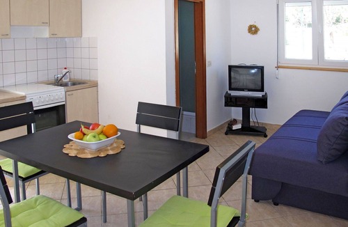Pridraga Apartment | Cosy apartment for 4 people with A/C, WIFI, TV, terrace and pets allowed