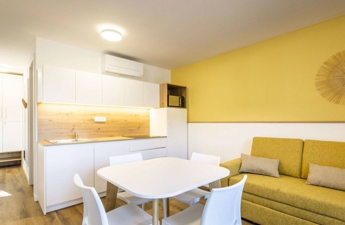 Strunjan Apartment | Cosy apartment with WIFI, pool, A/C, TV, terrace, pets allowed, panoramic view and parking