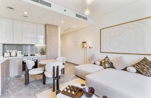 Business Bay Apartment | Cosy-Chic 1Bed w/Canal Views, Near Burj Khalifa