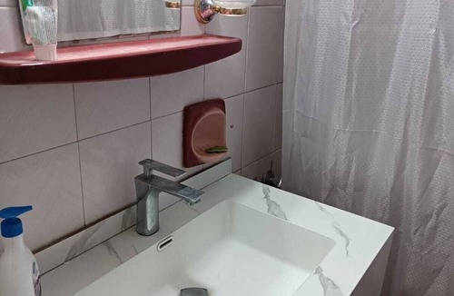 Jabal Al-Hussein Apartment | Cozy 1-bedroom apartment in adorable Amman with AC