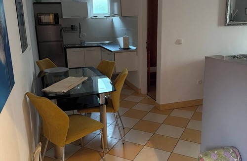 Ivan Dolac Apartment | Cozy 2-bedroom apartment in charming Ivan Dolac with AC