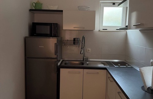 Ivan Dolac Apartment | Cozy 2-bedroom apartment in charming Ivan Dolac with AC