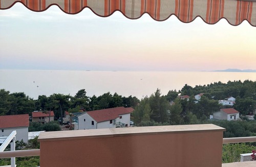 Ivan Dolac Apartment | Cozy 2-bedroom apartment in charming Ivan Dolac with AC