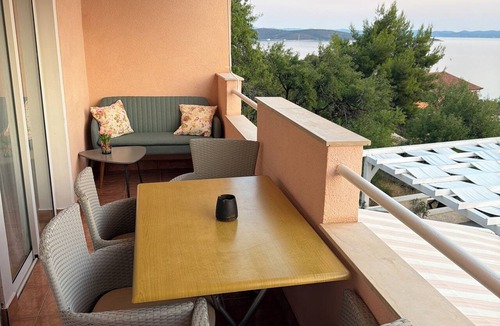 Ivan Dolac Apartment | Cozy 2-bedroom apartment in charming Ivan Dolac with AC