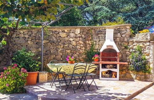 Opric Apartment | Cozy 2-bedroom apartment Near the Sea in Ika - with Terrace, AC & Free Parking