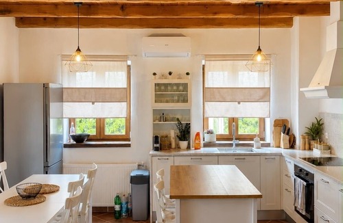 Cabrunici House | Cozy 4-bedroom house in perfect Čabrunići with pool.