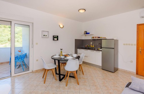 Klek Apartment | Cozy apartment in Klek with outdoor swimming pool