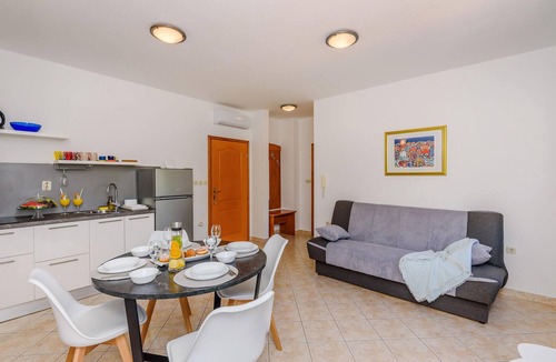 Klek Apartment | Cozy apartment in Klek with outdoor swimming pool