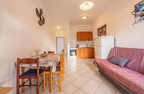 Kustici Apartment | Cozy apartment in Kustici with WiFi