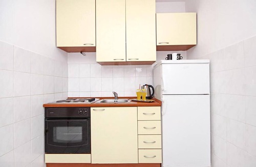 Necujam Apartment | Cozy apartment in Necujam with house sea view