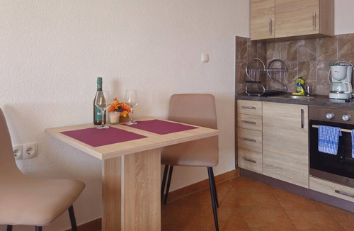 Podaca Apartment | Cozy apartment in Podaca with swimming pool