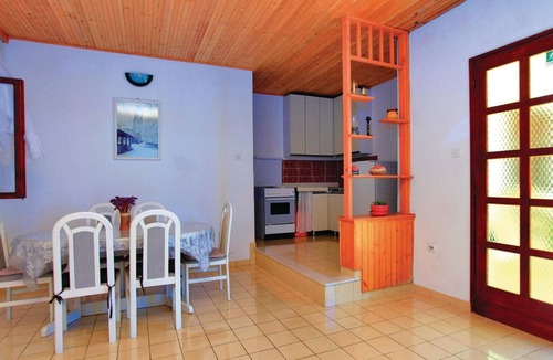 Prizba Apartment | Cozy apartment in Prizba with house sea view