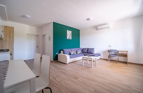 Rakovica Apartment | Cozy apartment in Rakovica with swimming pool