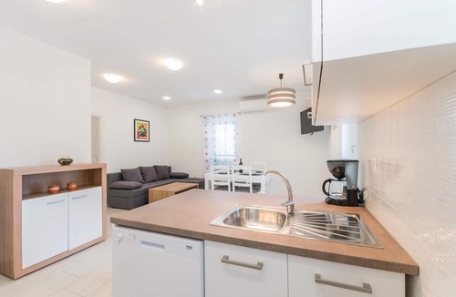 Verunic Apartment | Cozy apartment in Veli Rat with WiFi