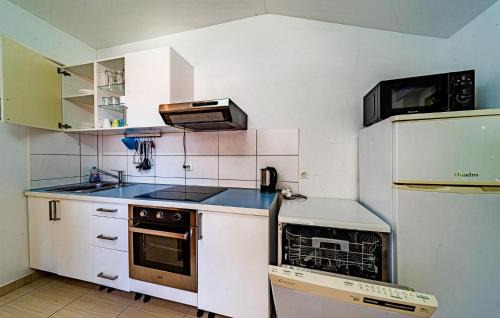 Kuciste Apartment | Cozy Apartment In Viganj With Lake View