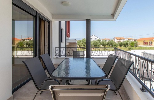 Vrsi Apartment | Cozy apartment in Vrsi with outdoor swimming pool