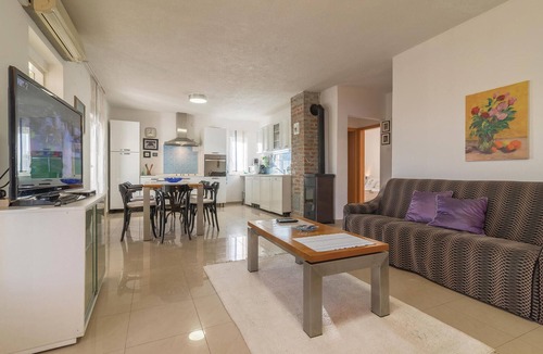 Velim House | Cozy home in Krkovic with sauna