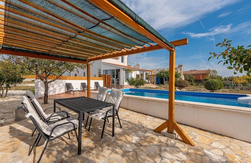 Velim House | Cozy home in Krkovic with sauna