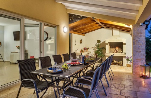 Muzini House | Cozy home in Naselje Muzini with sauna