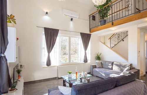 Muc House | Cozy home in Neoric with house a panoramic view
