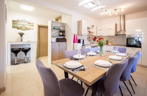 Muc House | Cozy home in Neoric with house a panoramic view
