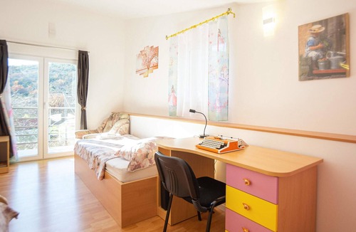 Muc House | Cozy home in Neoric with house a panoramic view