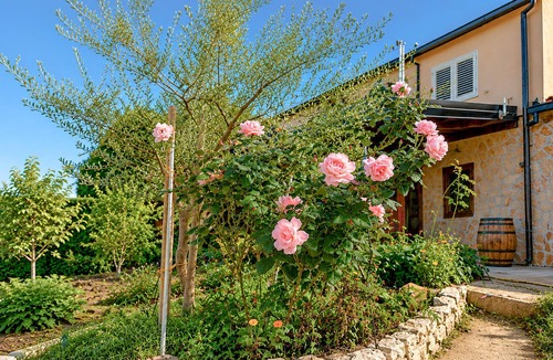 Slivno House | Cozy home in Slivno with house a mountain view
