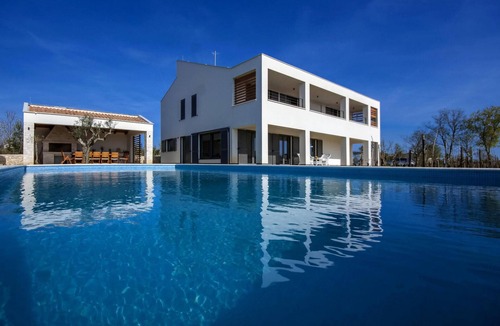Svetvincenat House | Cozy home in Svetvincenat with sauna