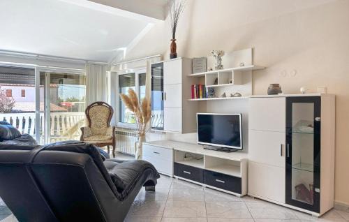Vardica House | Cozy Home In Vardica With Sauna