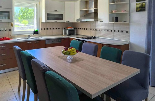 Imotski House | Cozy home in Vinjani Gornji