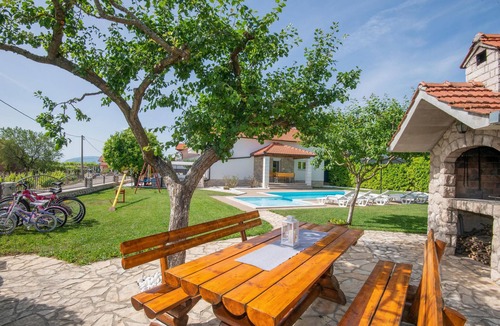 Imotski House | Cozy home in Vinjani Donji