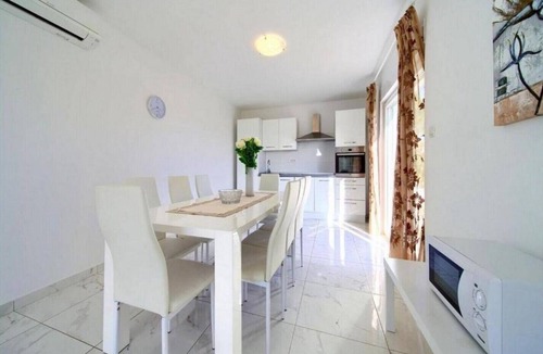Milohnici Villa | Cozy Villa With Pool